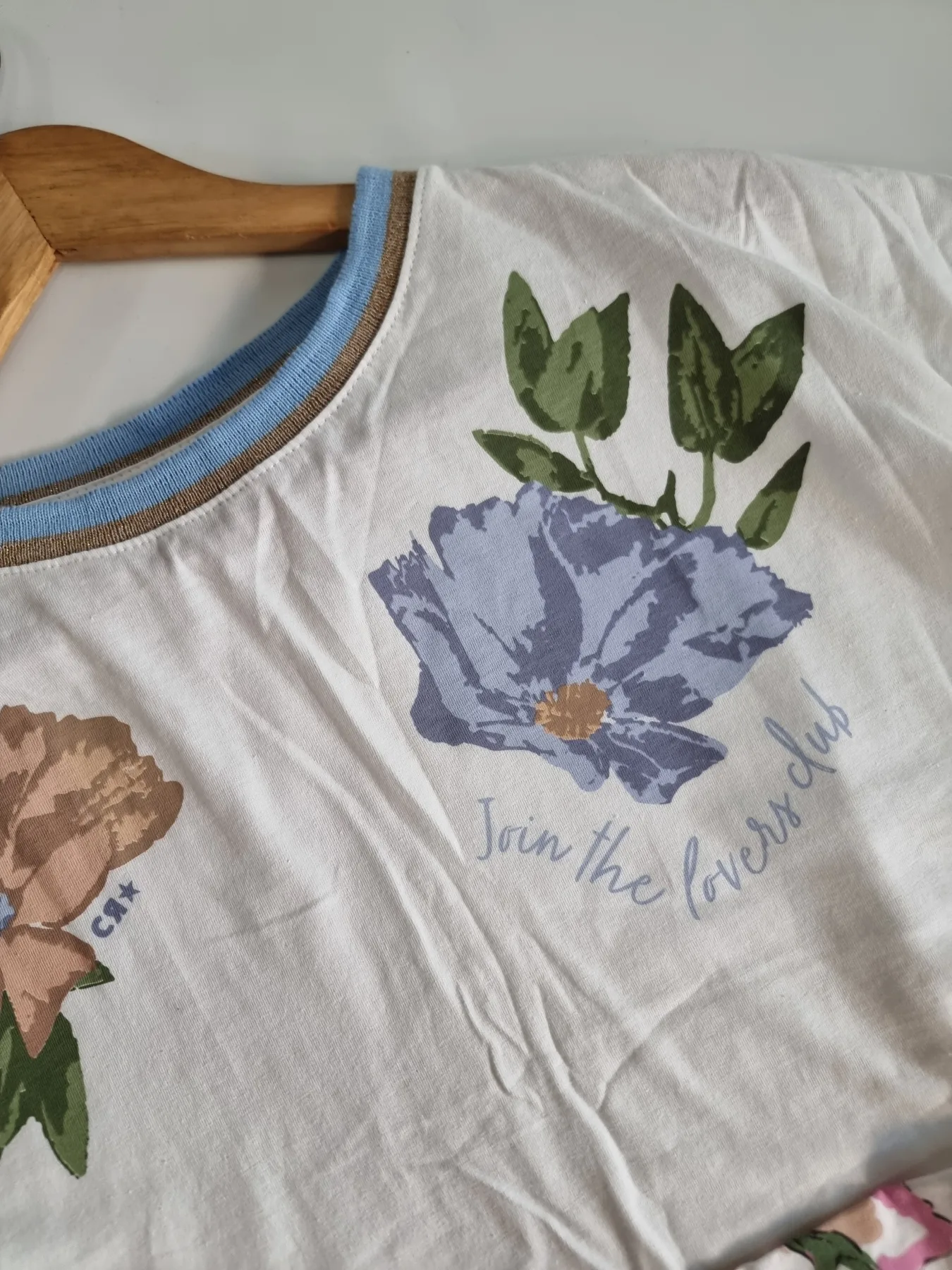REMERA FLOR 2 COLOR DEL CUELLO - Imagen 3