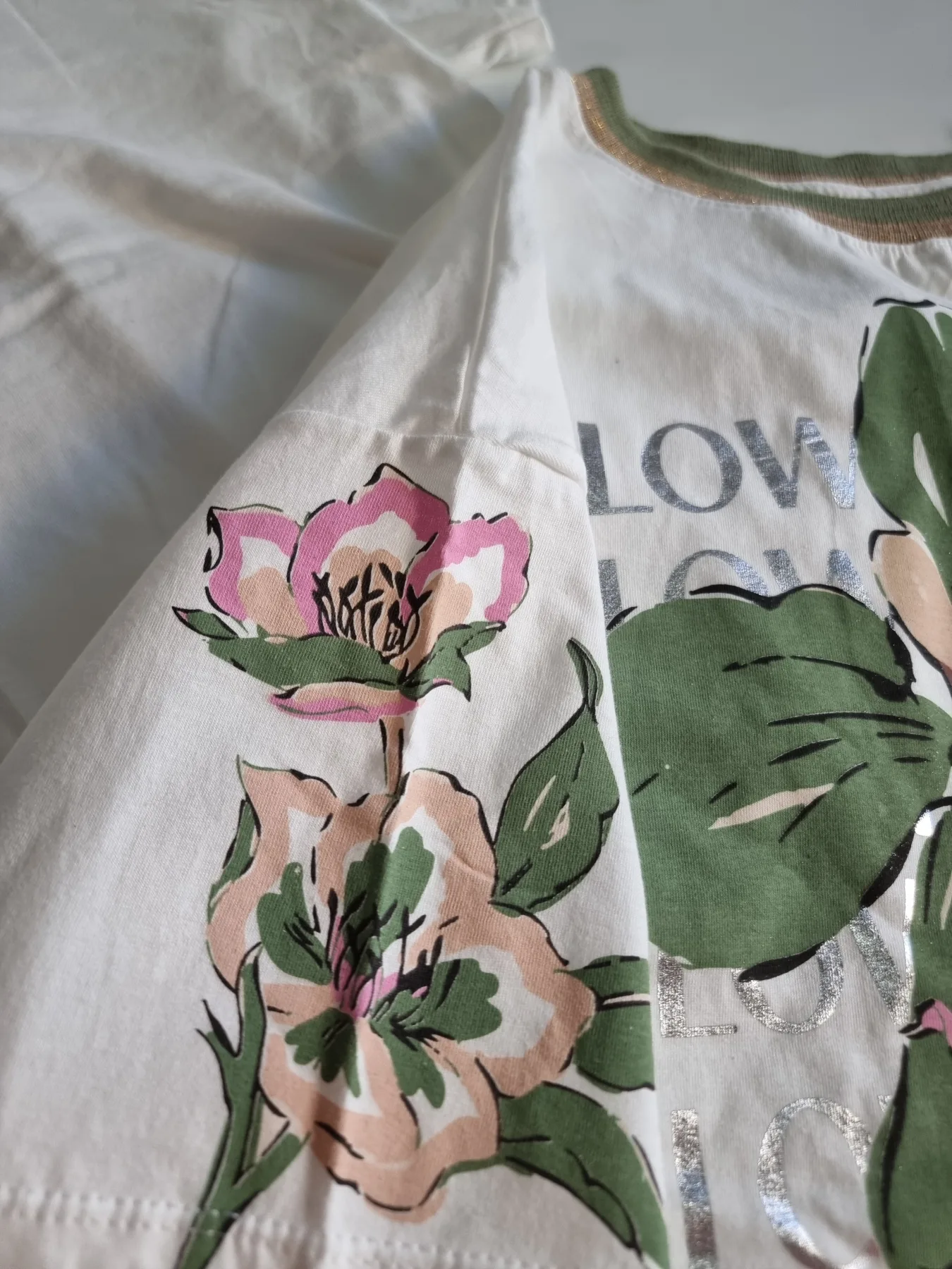 REMERA FLOR 2 COLOR DEL CUELLO - Imagen 4