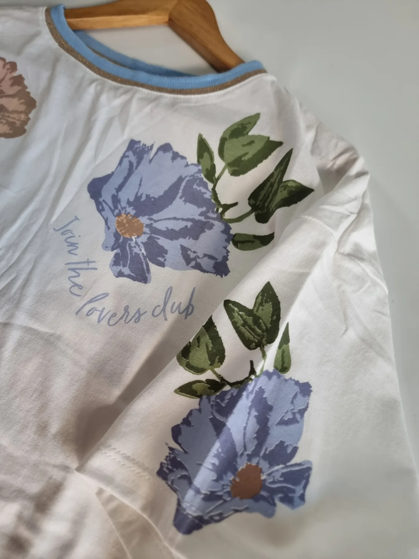 REMERA FLOR 2 COLOR DEL CUELLO - Imagen 5