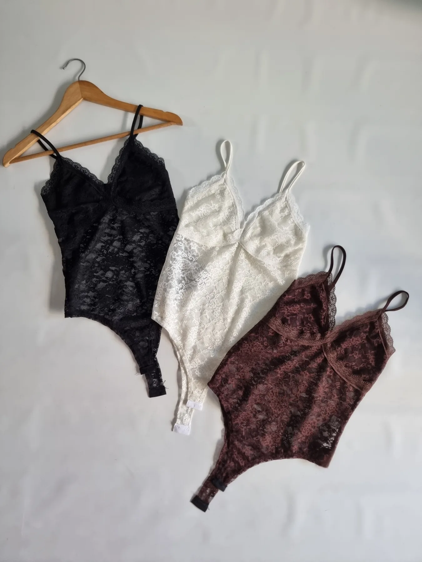 BODY ENCAJE CON PUNTILLA ×