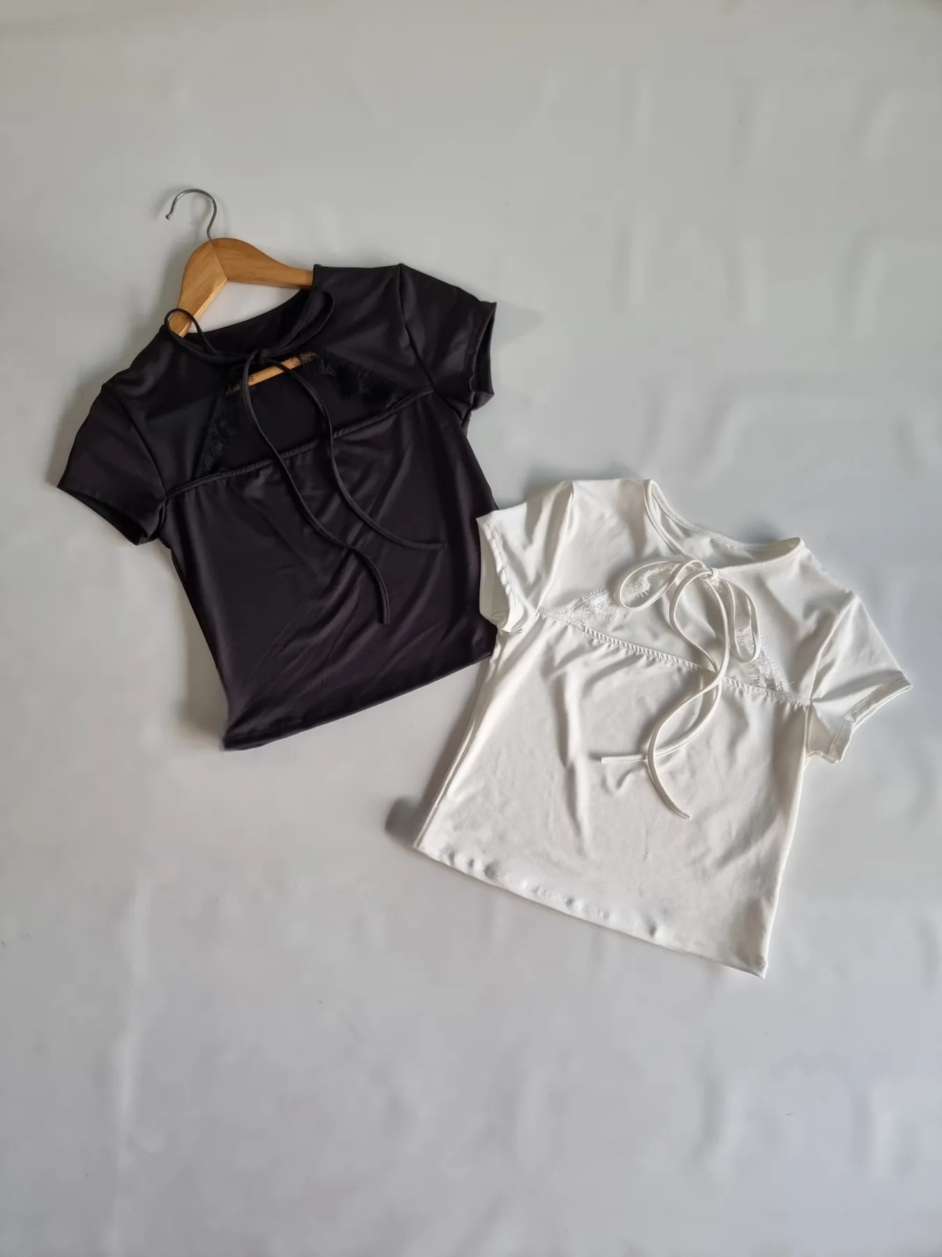 TOP M/C CUELLO TRIÁNGULO CON TIRA Y PUNTILLA