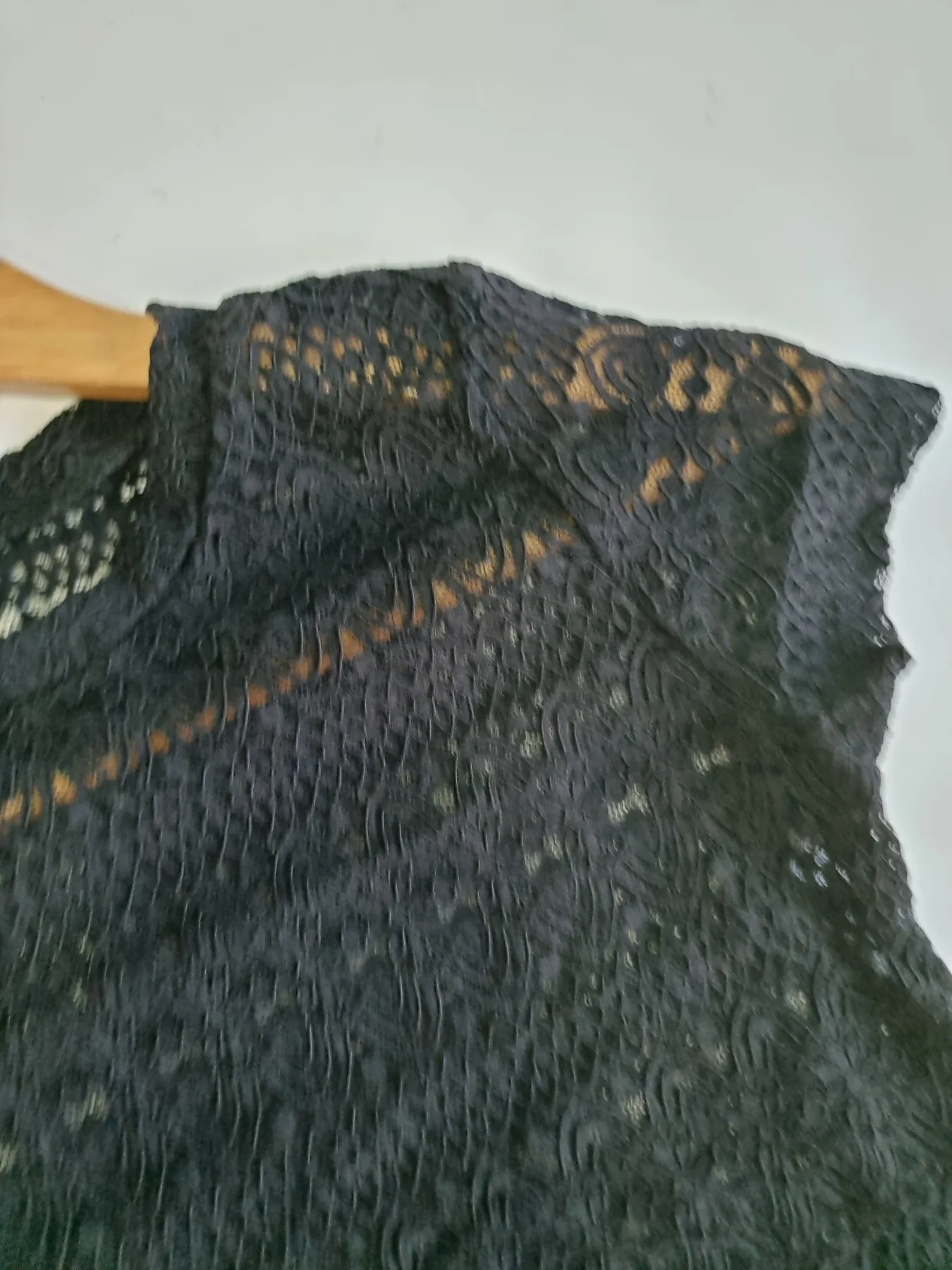 TOP ENCAJE CON PUNTILLA ABAJO NEGRO - Imagen 2