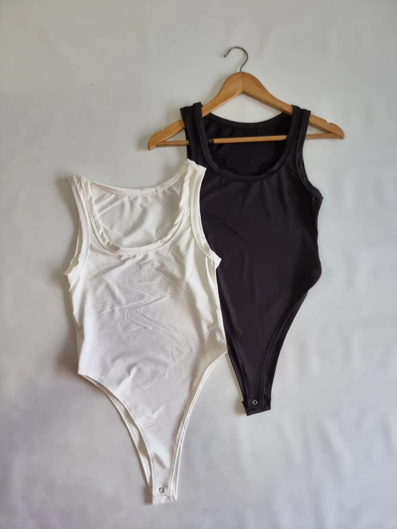 BODY MICROFIBRA  CON 2 PUNTILLA EN EL CUELLO