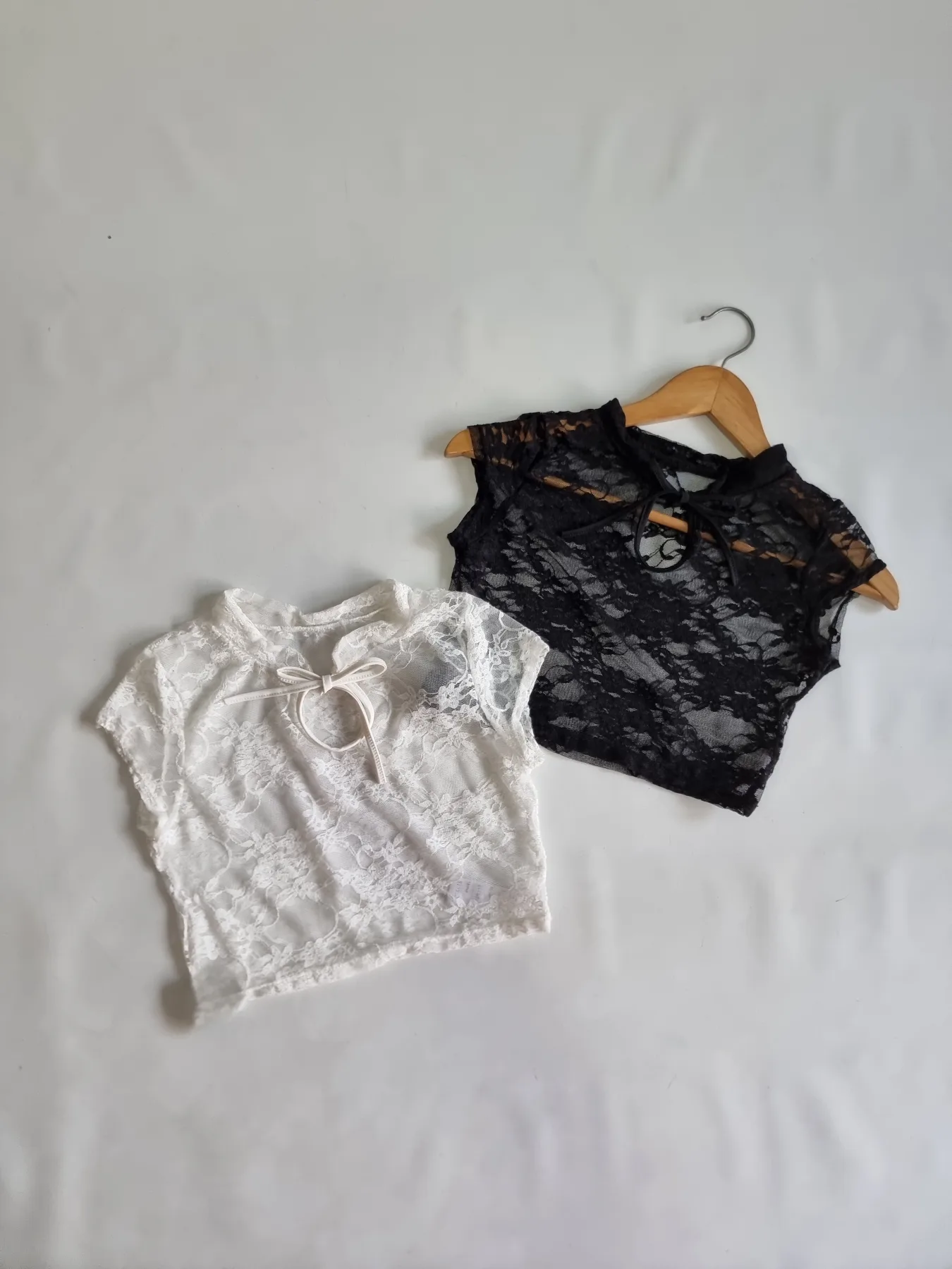 TOP TUL ESTAMPADO CUELLO MAO CON MOÑO ABIERTO ADELANTE