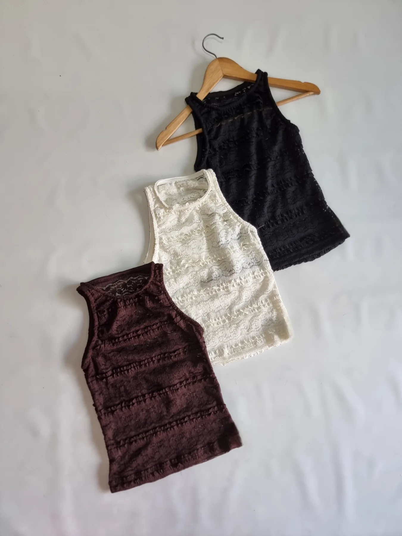MUSCULOSA ENCAJE VOLADO CHICO