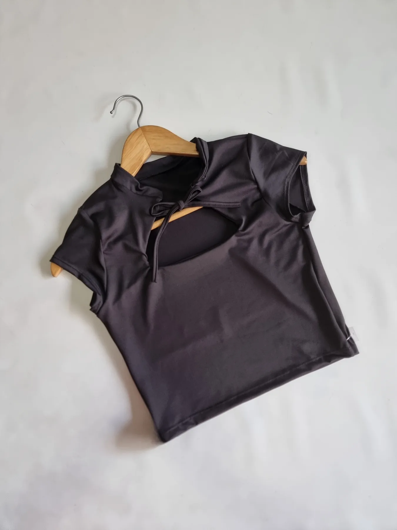 TOP MICRO FIBRA CUELLO MAO CON MOÑO ABIERTO ADELANTE