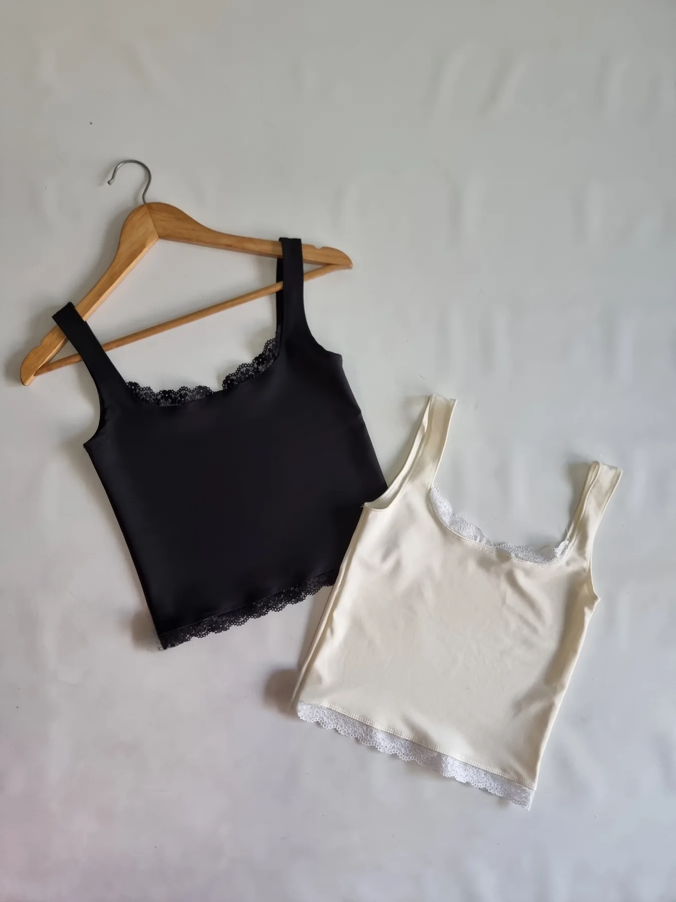 MUSCULOSA MICROFIBRA CON PUNTILLA CON CUELLO Y ABAJO