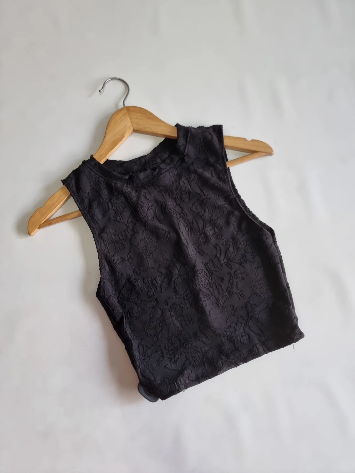 MUSCULOSA NEGRO BORDADO