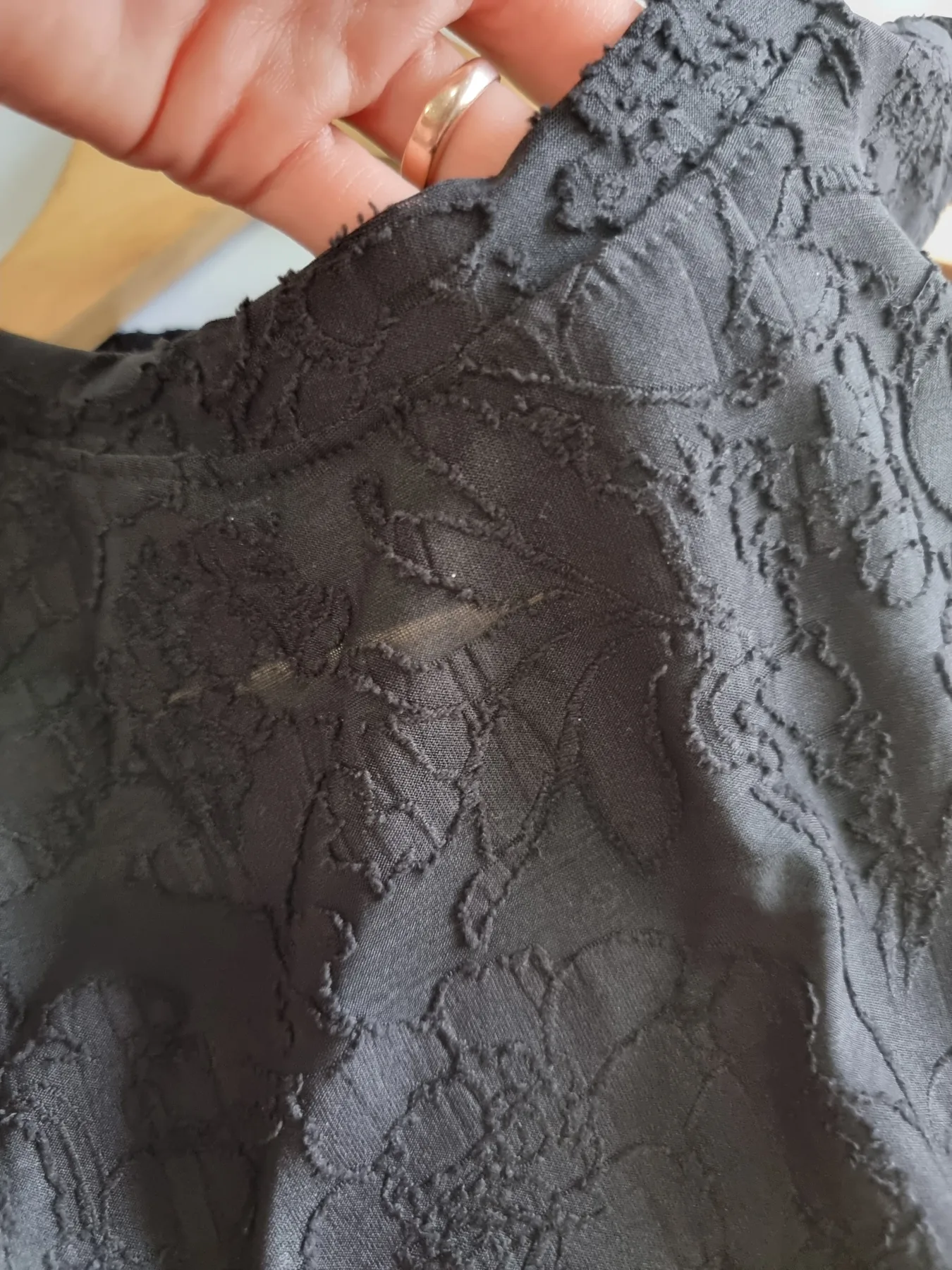 MUSCULOSA NEGRO BORDADO - Imagen 3