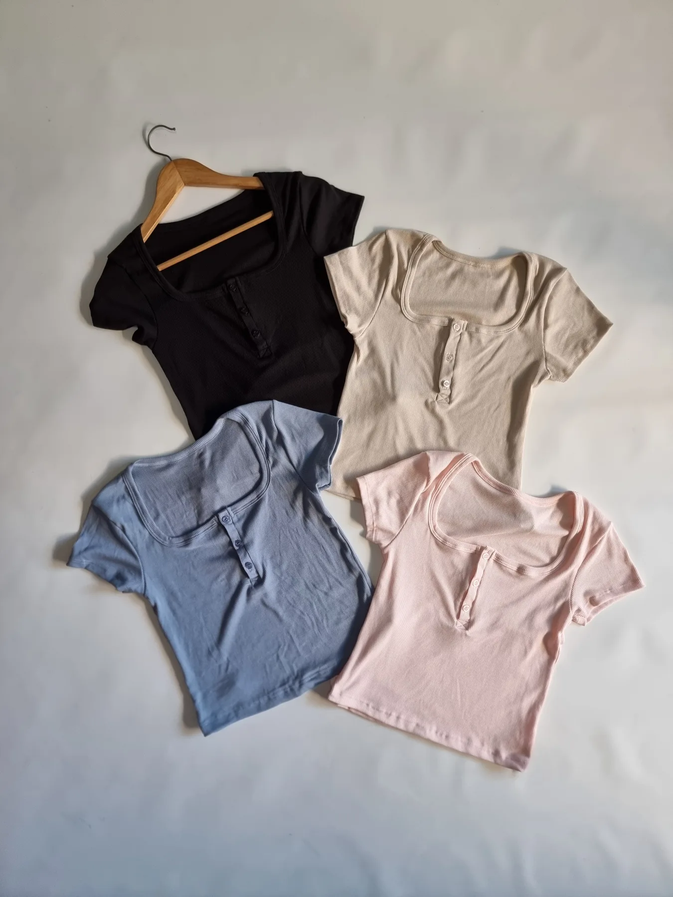 REMERA MORLEY CON 3 BOTONES