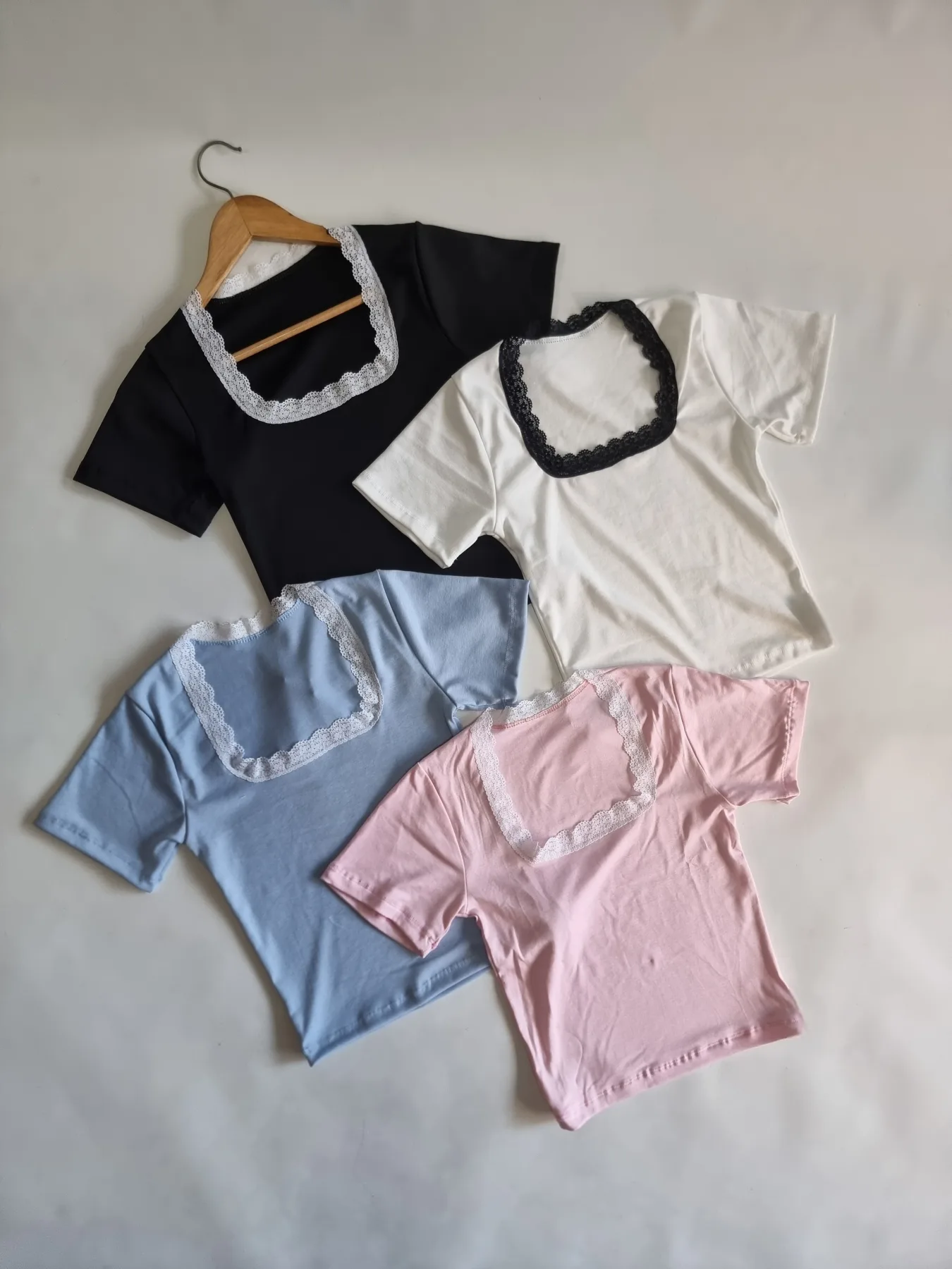 REMERA CUELLO CUADRADO PUNTILLA RIBB