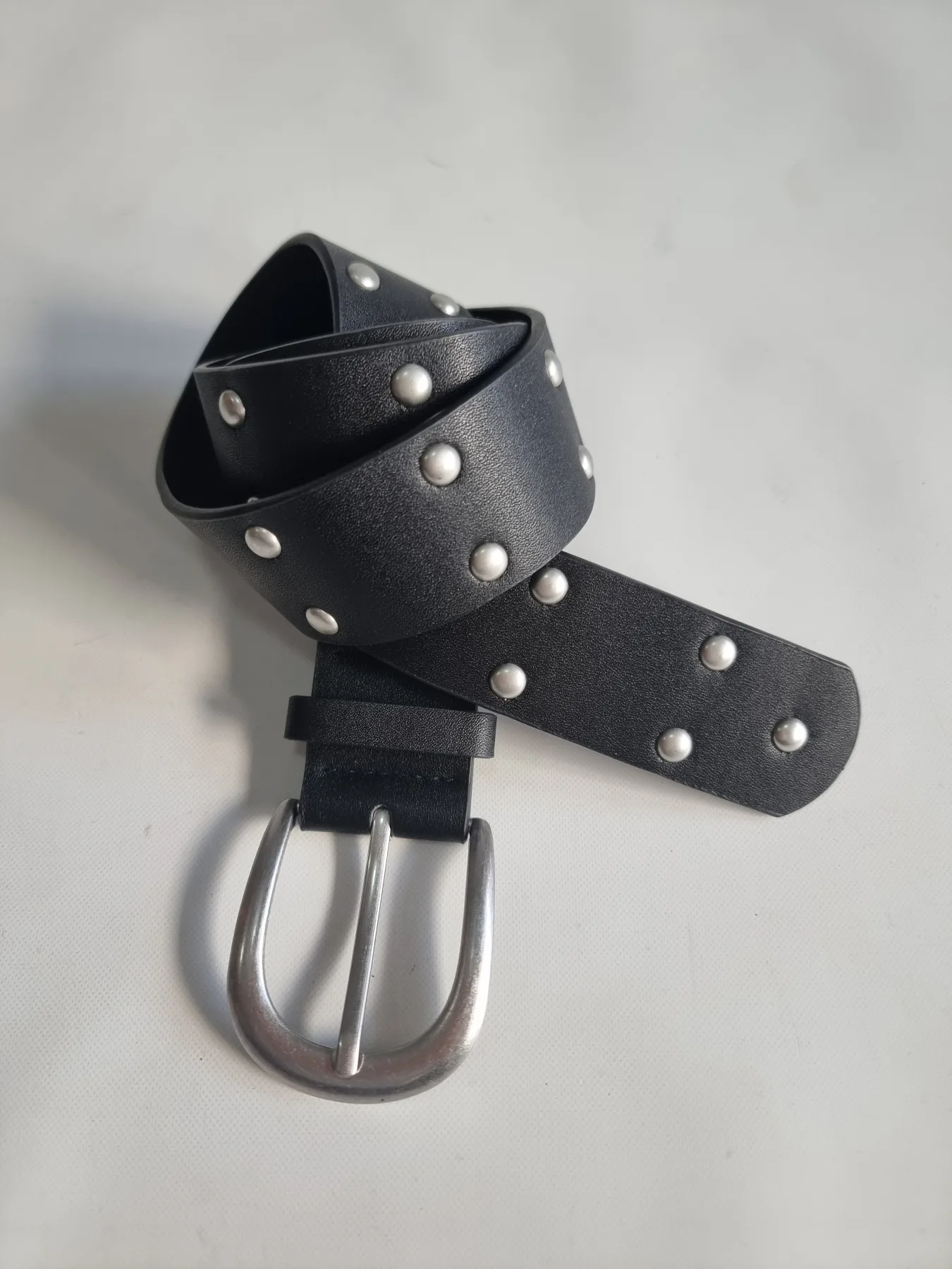 CINTURON NEGRO CON TACHA PLATEADO : :
