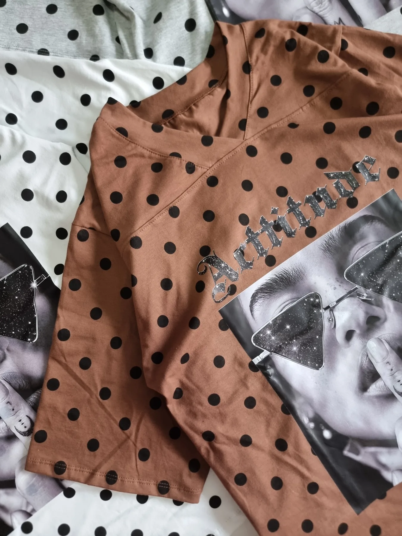 REMERA LUNARES ACTTITUDE - Imagen 2