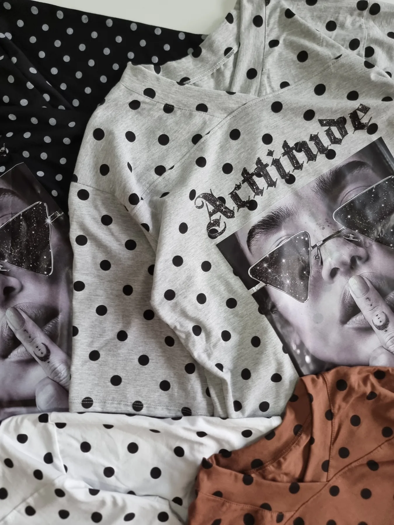 REMERA LUNARES ACTTITUDE - Imagen 4