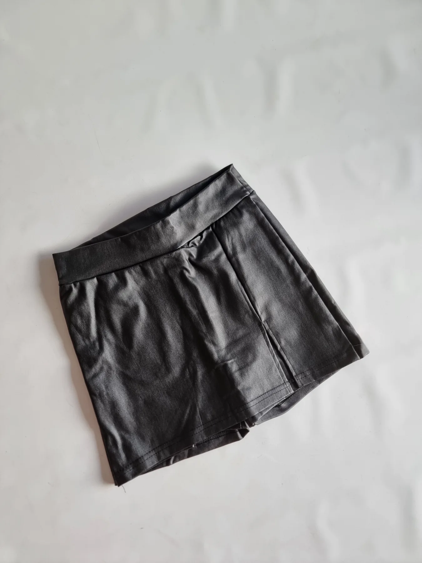 SHORT POLLERA ENGOMADO CON TAJO