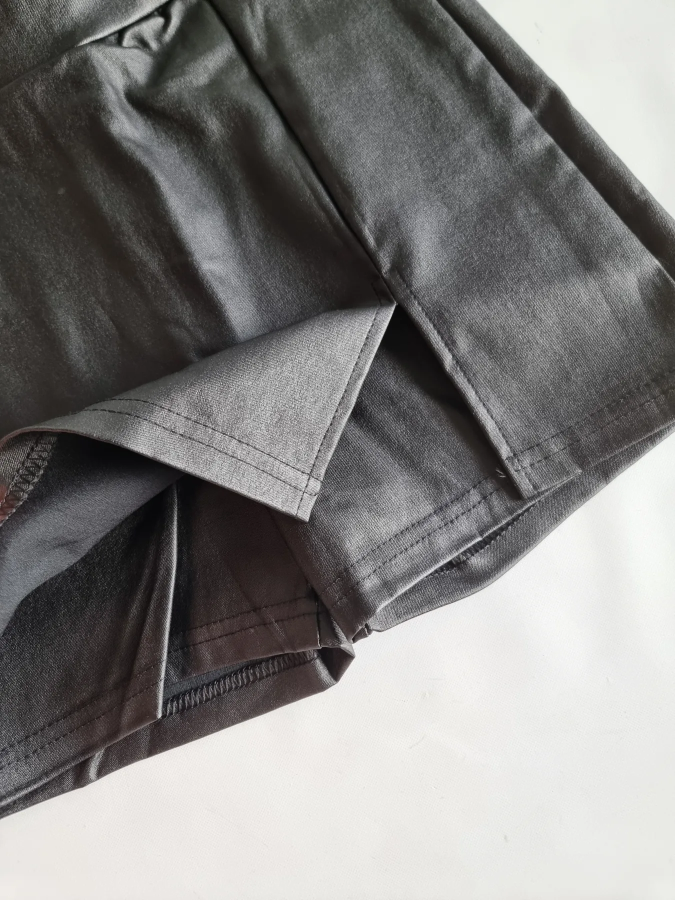 SHORT POLLERA ENGOMADO CON TAJO - Imagen 2
