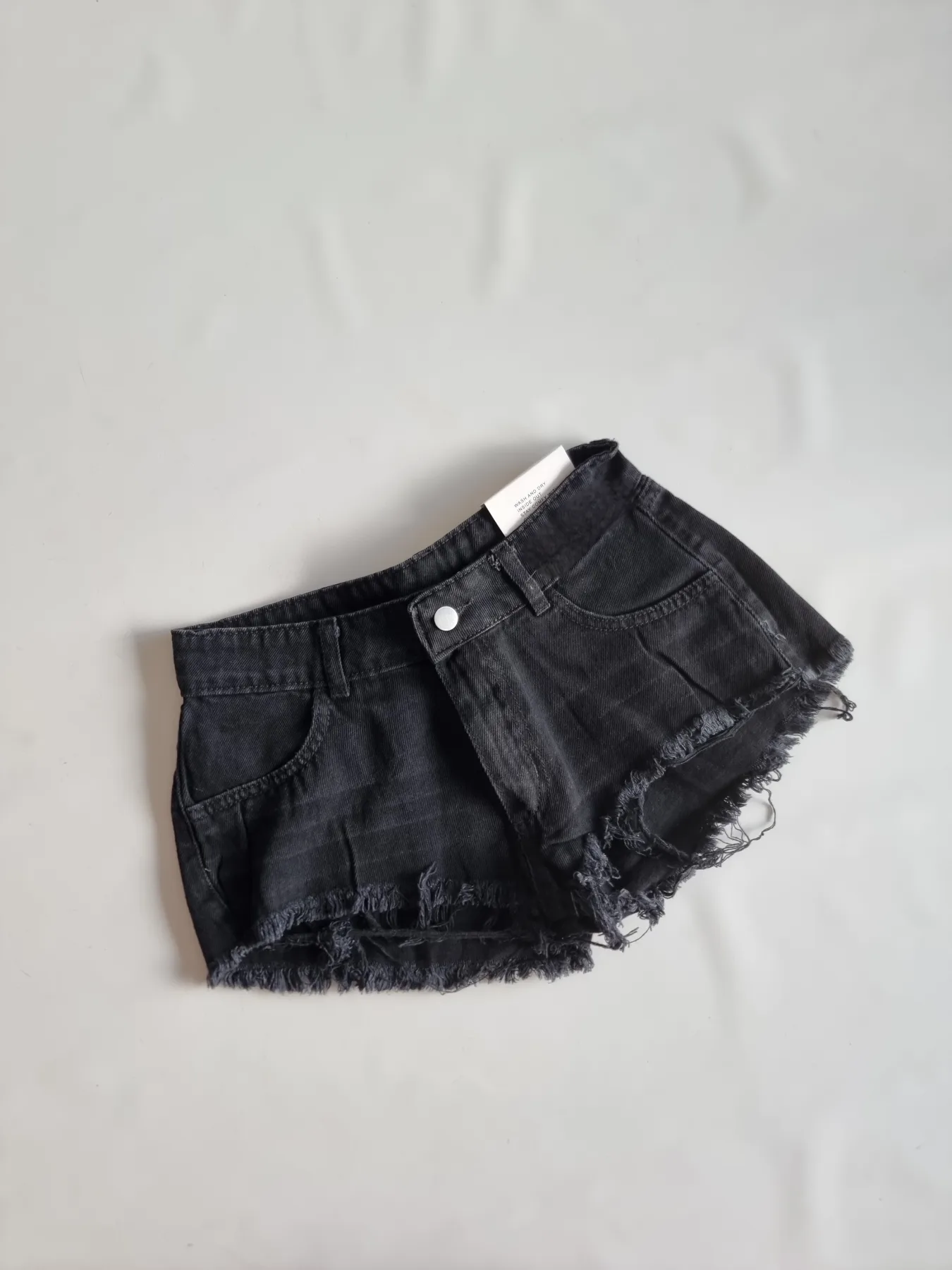 JEAN SHORT TIRO BAJO NEGRO 4 BIGOTES Y FLEJOS