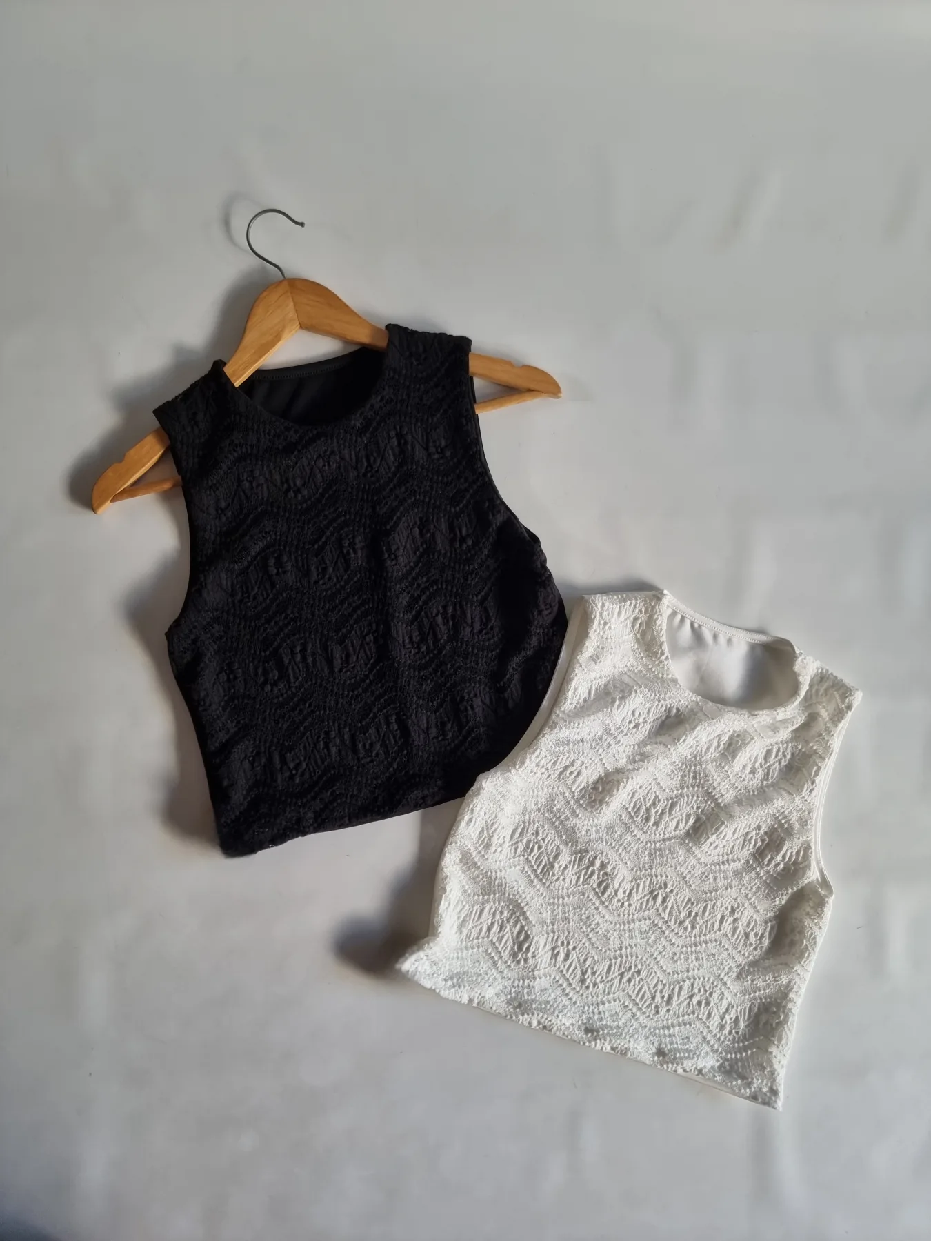 TOP S/MANGA CROCHET CON FORRO