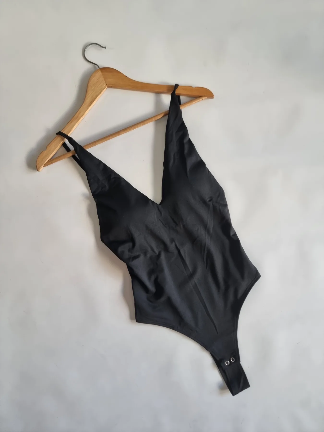 BODY CUELLO V CON TAZA NEGRO
