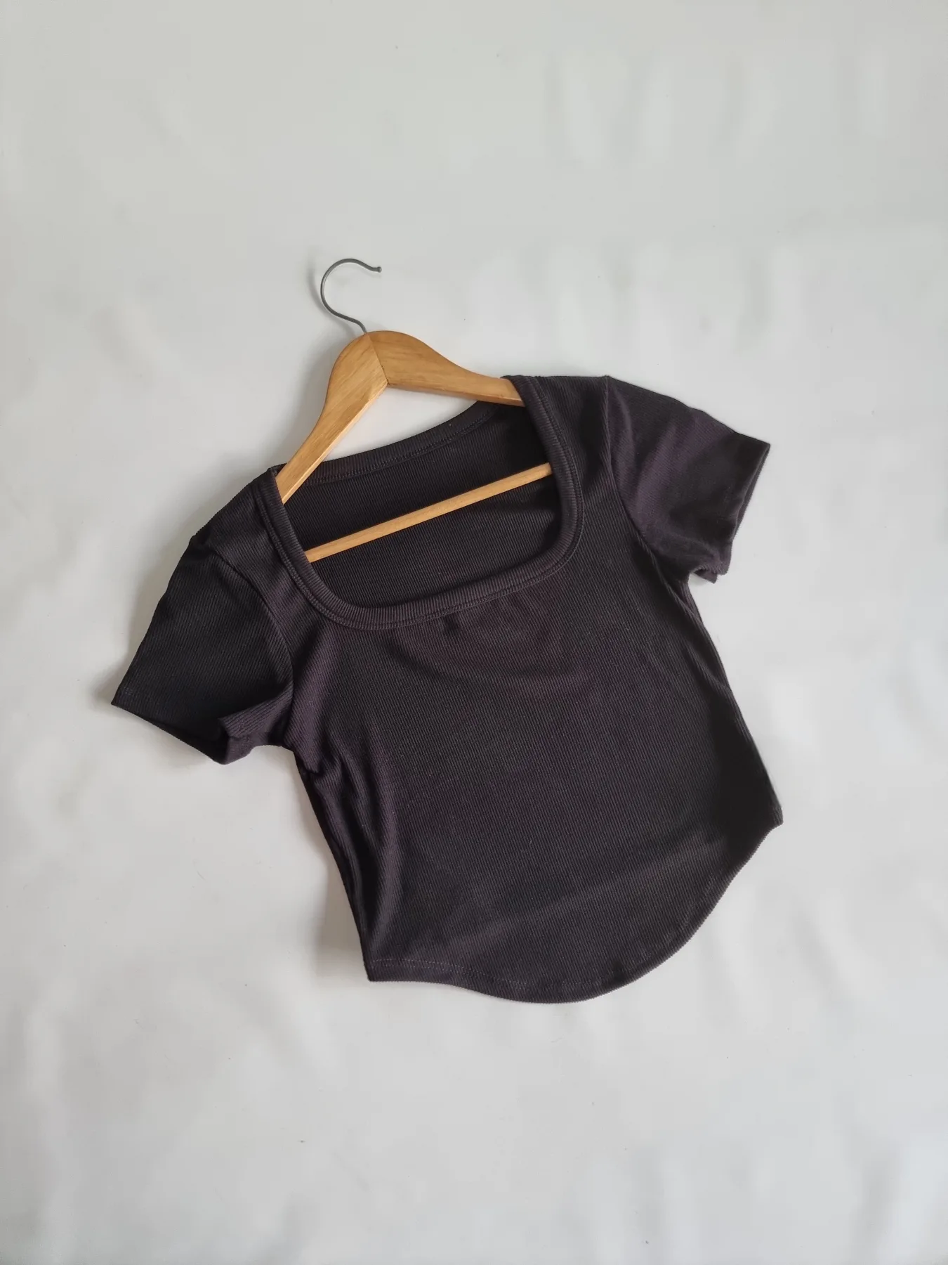 REMERA MORLEY CUELLO CUADRADO NEGRO