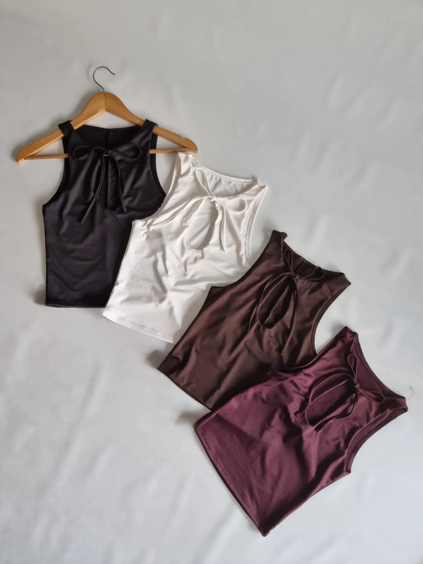 MUSCULOSA CON MOÑO ABIERTO EN EL PECHO