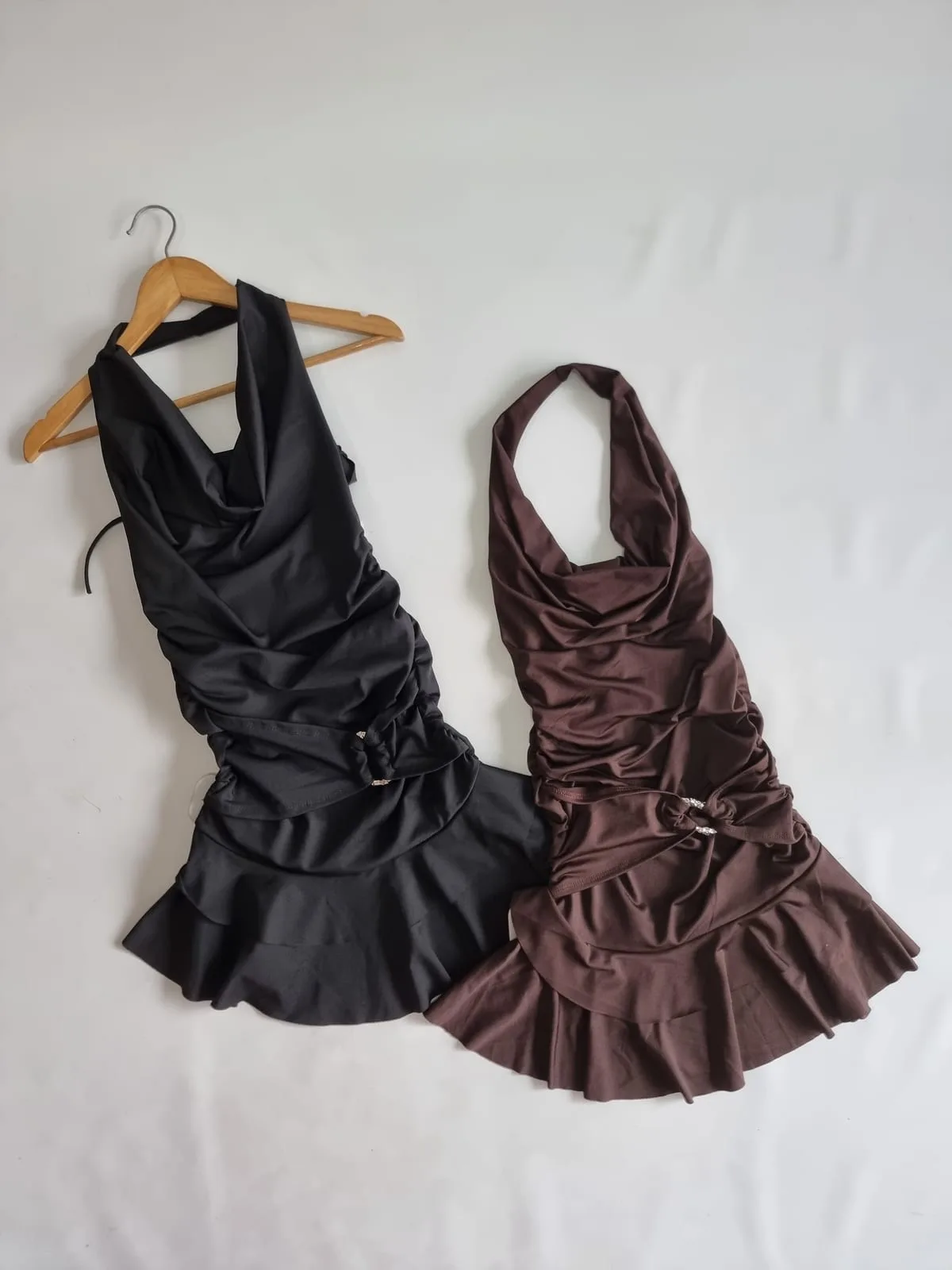 VESTIDO CON CINTO Y VOLADO