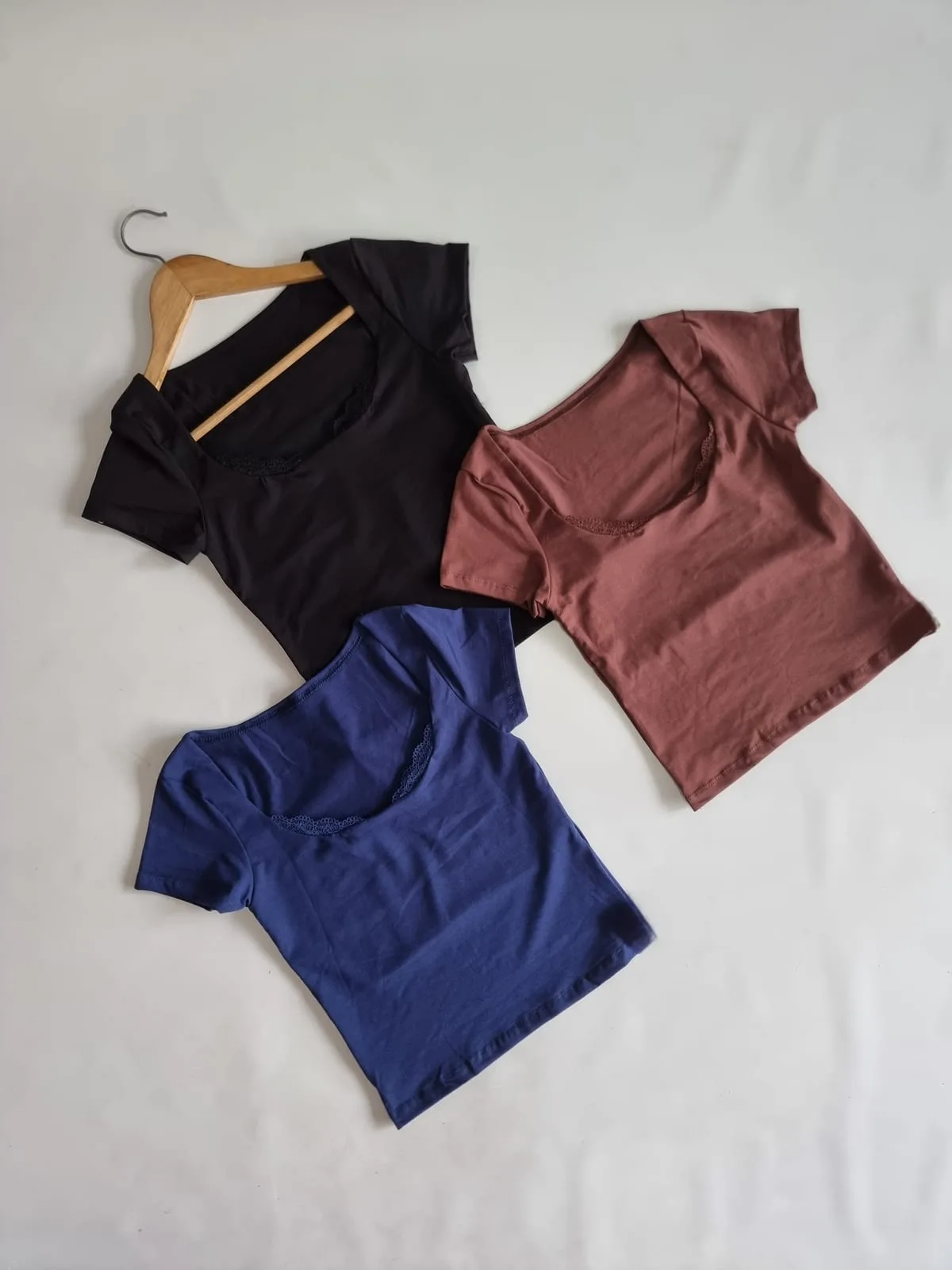 REMERA M/CORTA CON PUNTILLA EN EL CUELLO