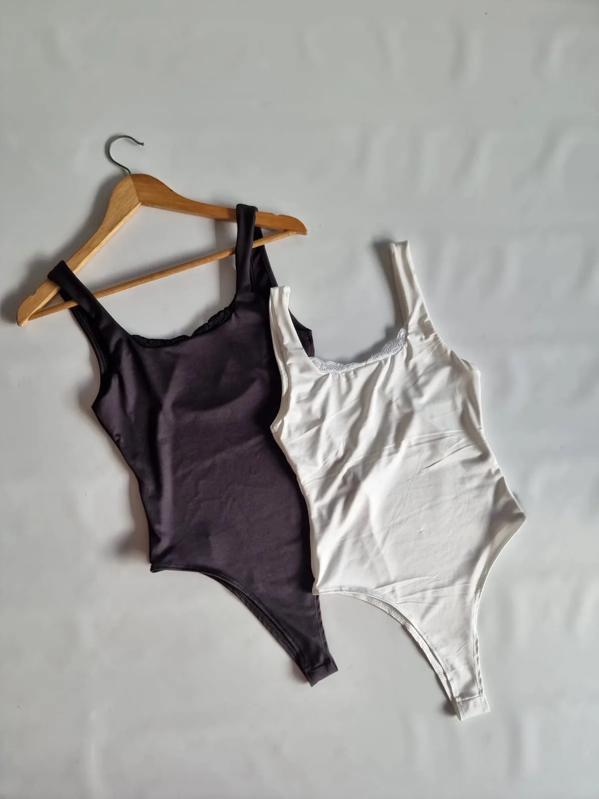BODY  S/MANGA TIENE PUNTILLA EN EL CUELLO M/FIBRA