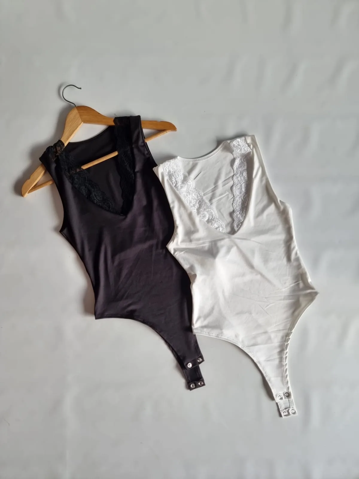 BODY CUELLO V CON PUNTILLA M/FIBRA