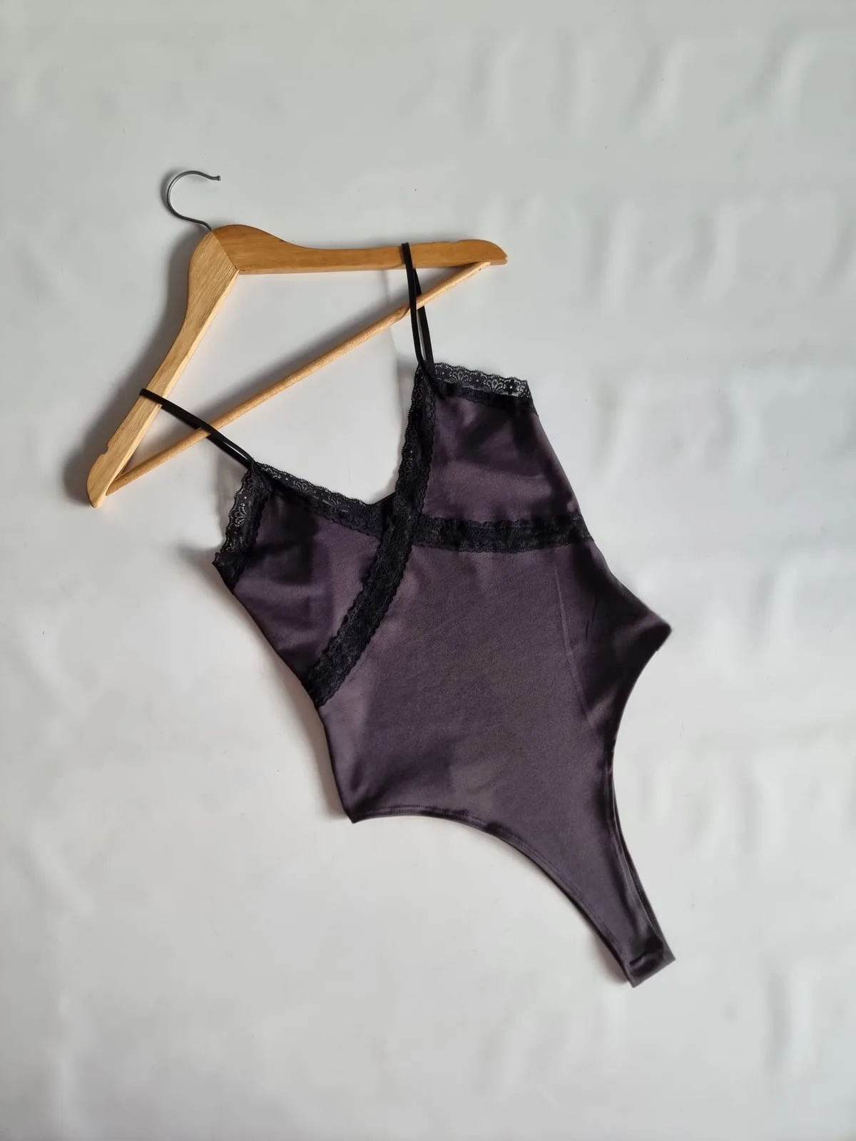 BODY TIRITA MICROFIBRA CON PUNTILLA X