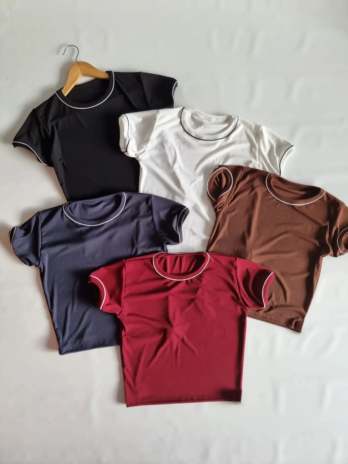 REMERA M/CORTA CON LA LINEA EN EL CUELLO Y LA MANGA