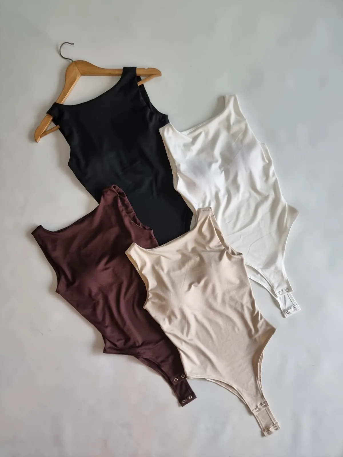 BODY CUELLO BOTE  CON TAZA LA ESPALDA ABIERTA
