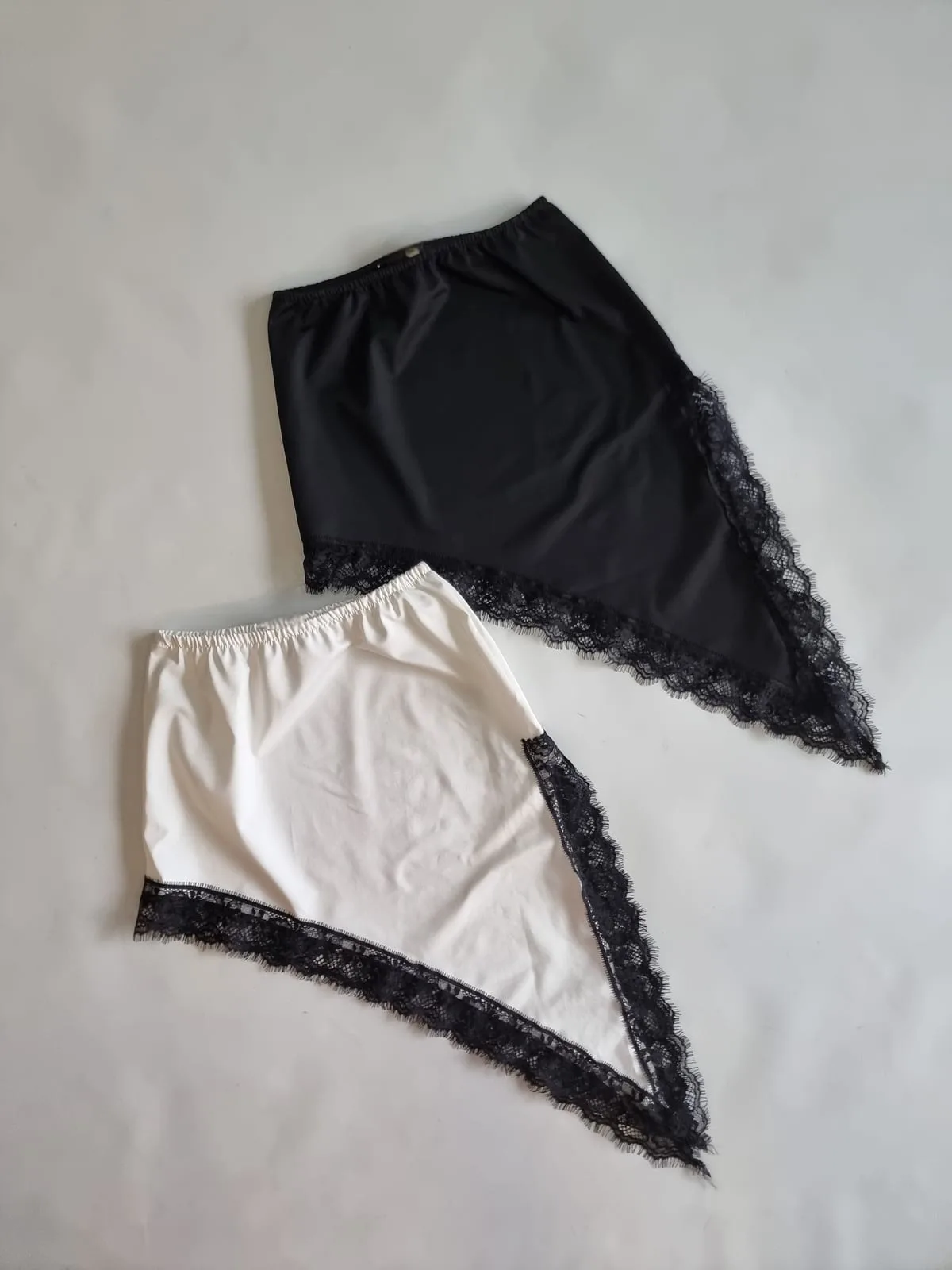 POLLERA CON ENCAJE