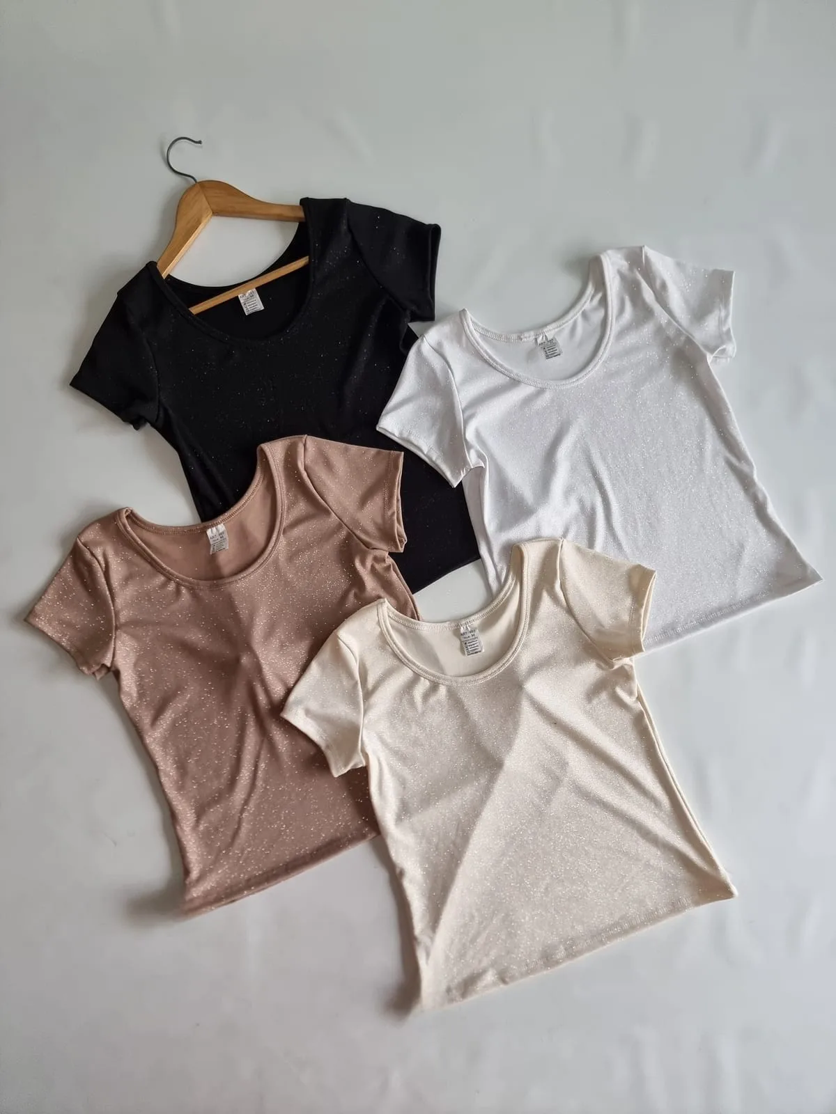 REMERA M/CORTA GLITERH CUELLO U