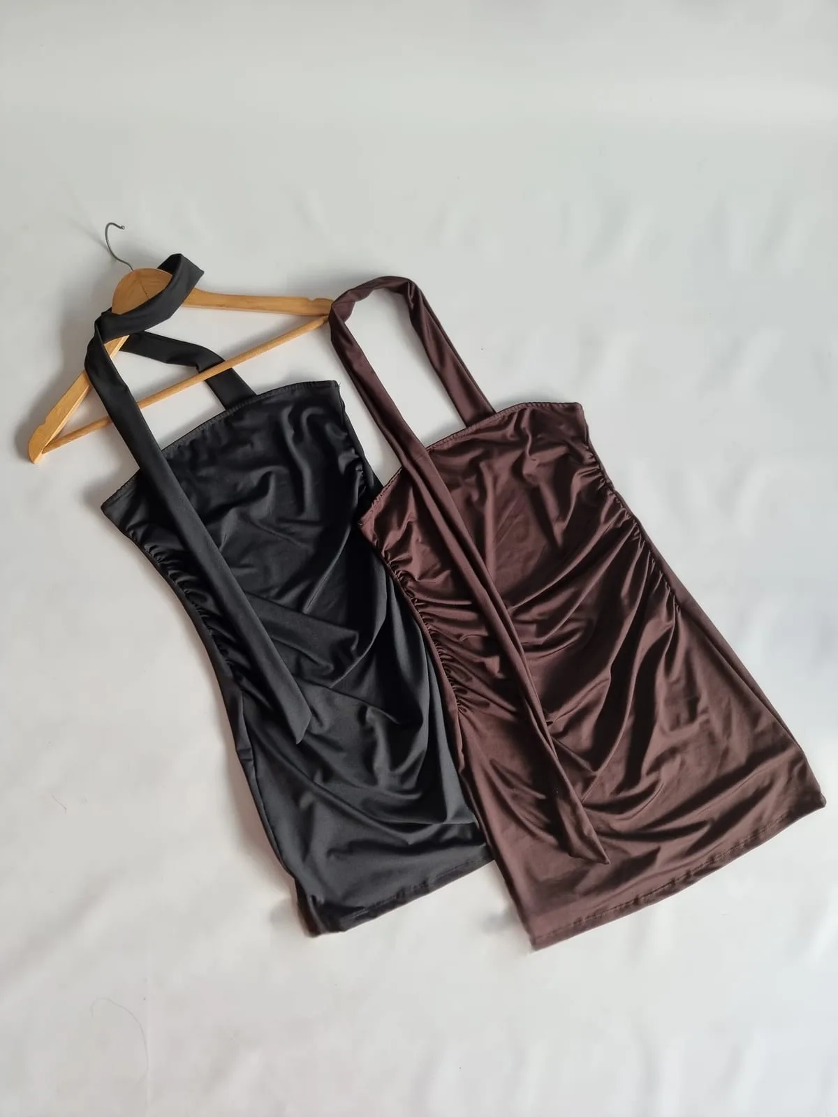 VESTIDO STRAPLES CON UNA TIRA EN EL CUELLO
