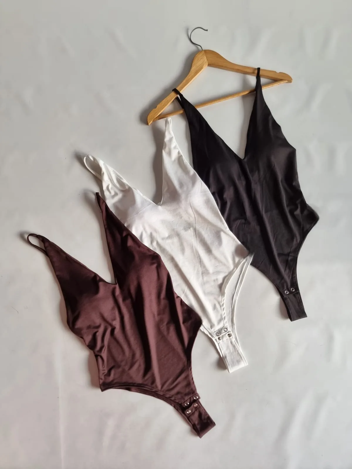BODY CON TAZA CUELLO V MICROFIBRA