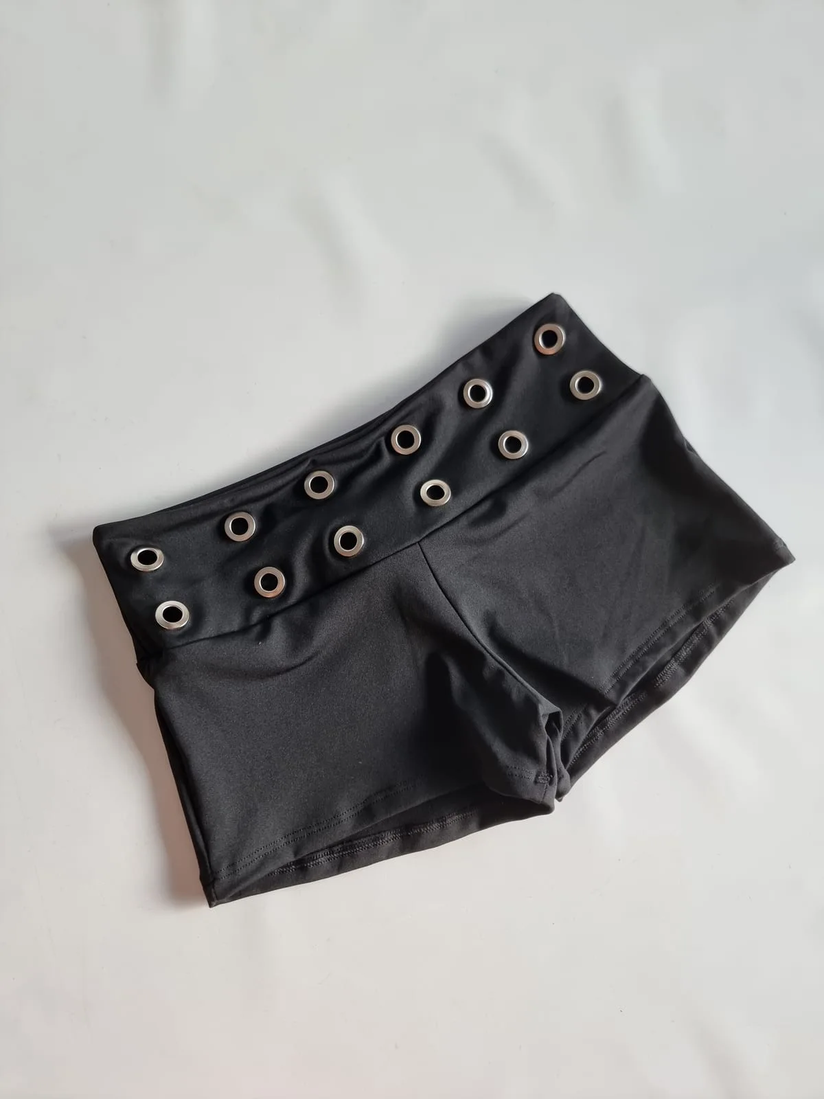 SHORT MICROFIBRA CON 10 TACHAS